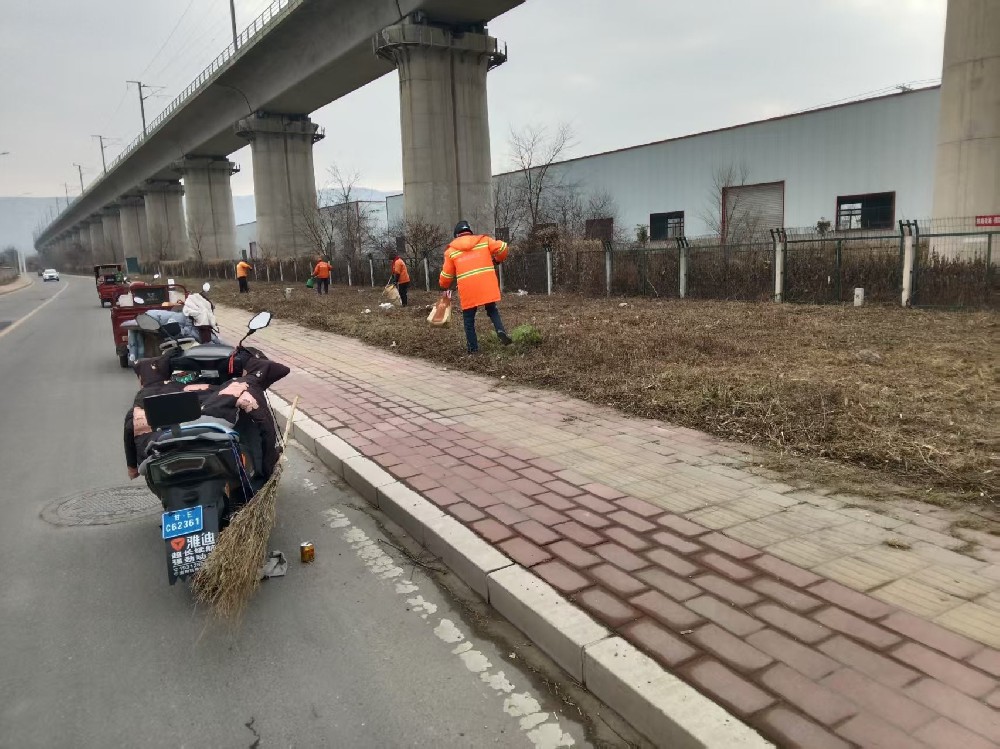 公用事業(yè)公司積極清理草坪及周邊垃圾