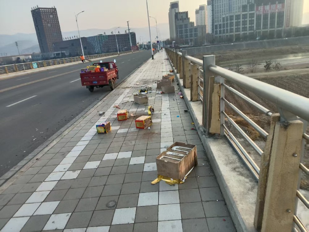 公用事業(yè)公司春節(jié)期間環(huán)衛(wèi)工人堅(jiān)守崗位保障園區(qū)環(huán)境衛(wèi)生整潔